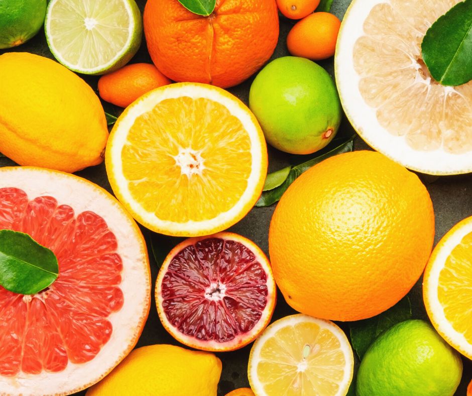 Bild på citrusfrukter i olika färger och former.