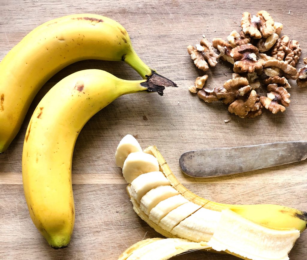 Bild på bananer och valnötter.