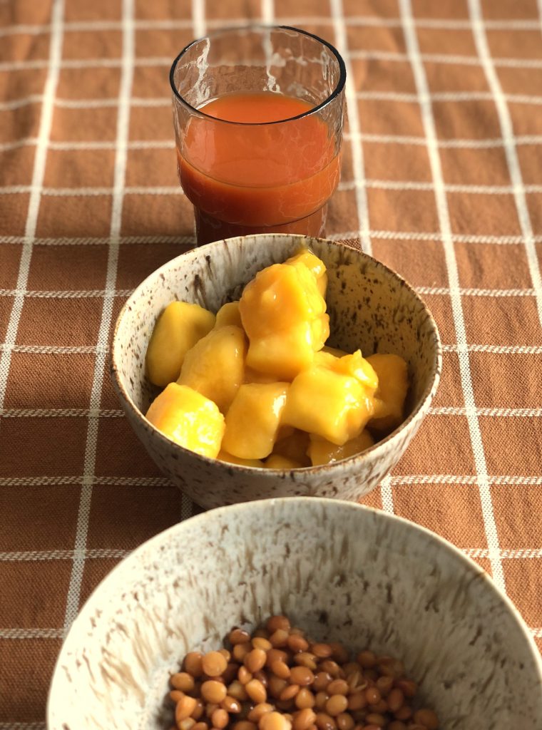 bild på juice och skål med mangobitar.