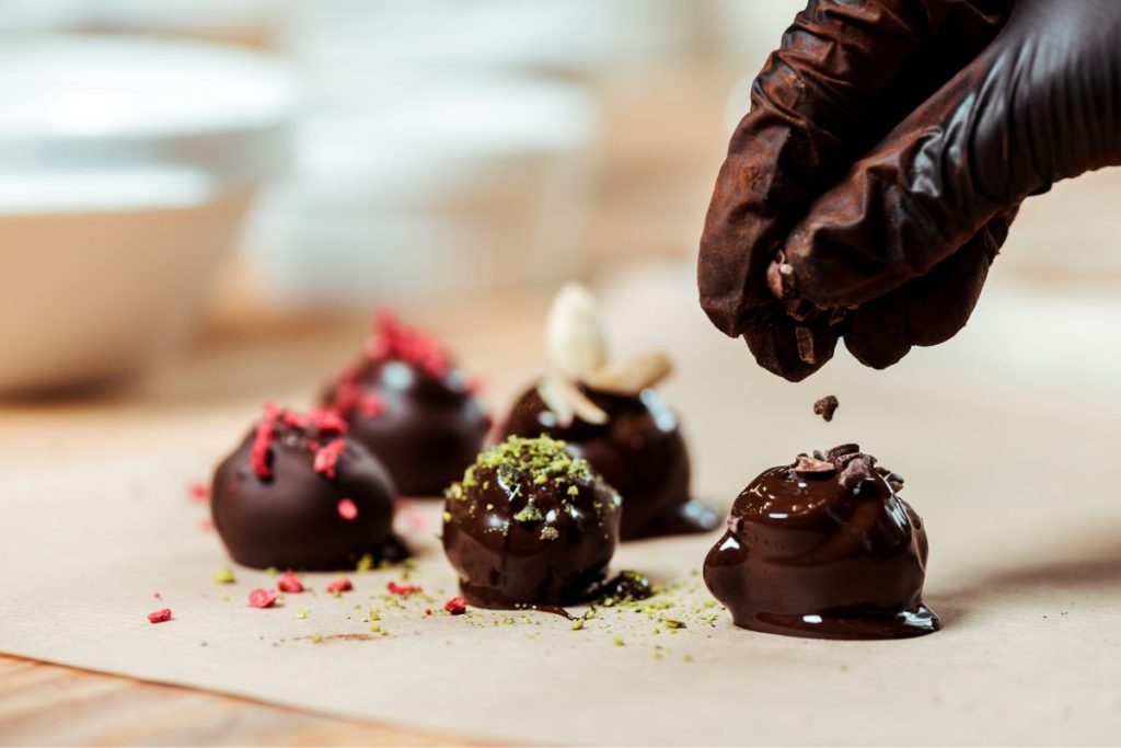 Praliner av mörk choklad med nötter