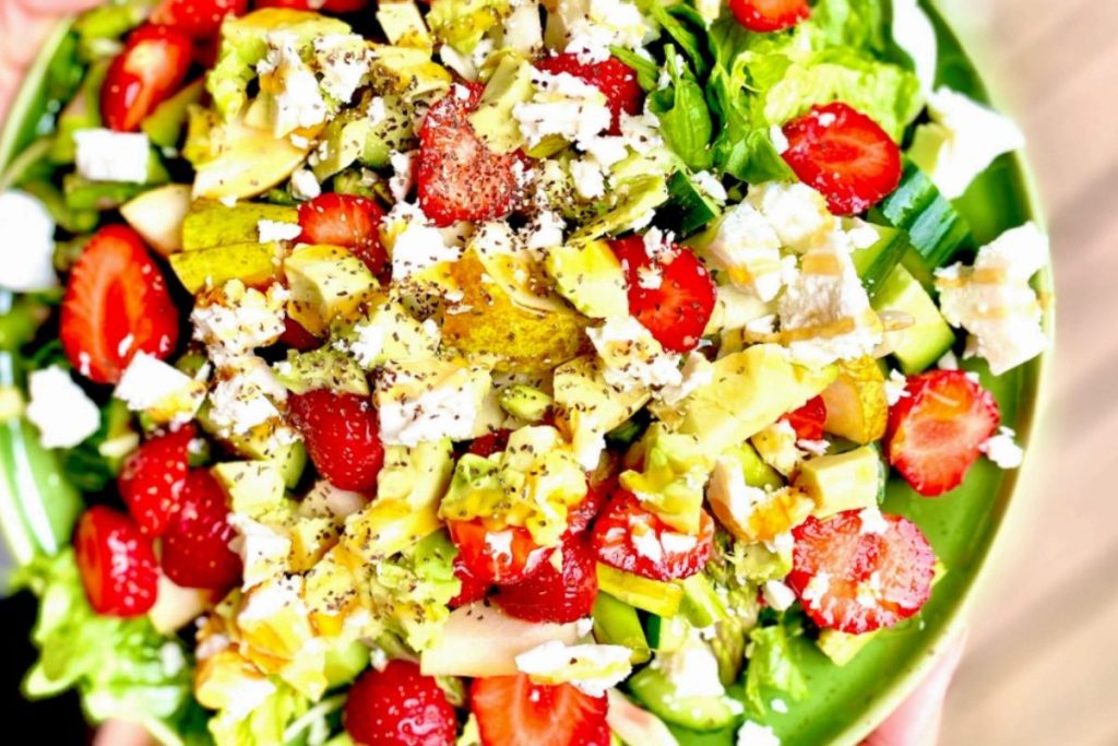 En sallad med avocado, päron, jordgubbar och fetaost.