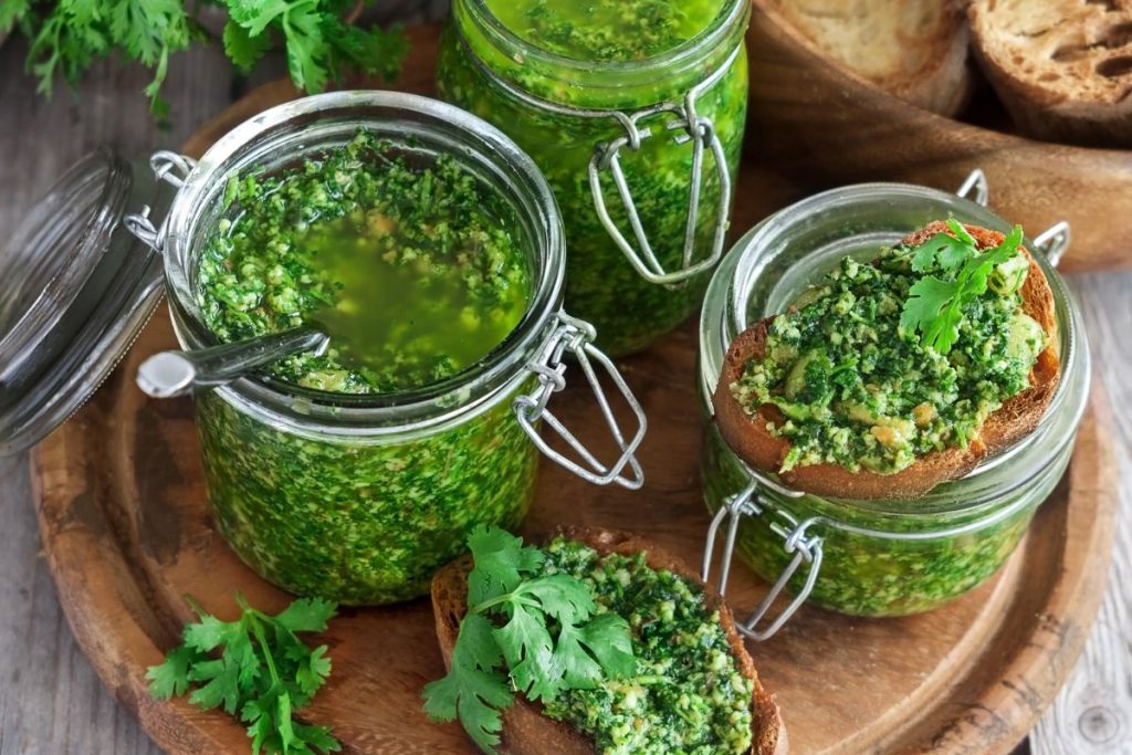 Glasburkar med hemmagjord pesto