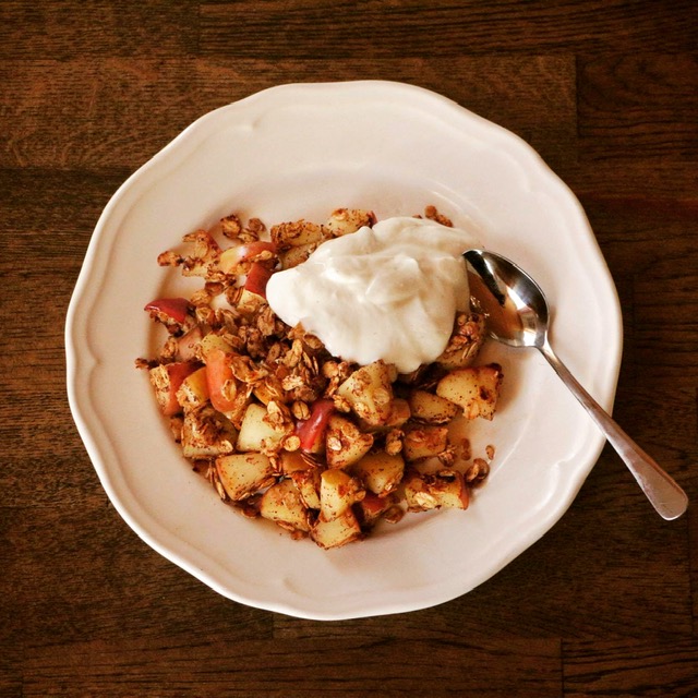 Assiett med stekta äpplen och havregryn